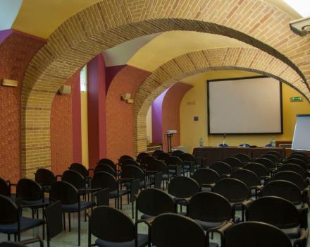 Sala con capacità massima di 100 persone a platea con videoproiettore, lavagna a fogli mobili e connessione internet wireless.