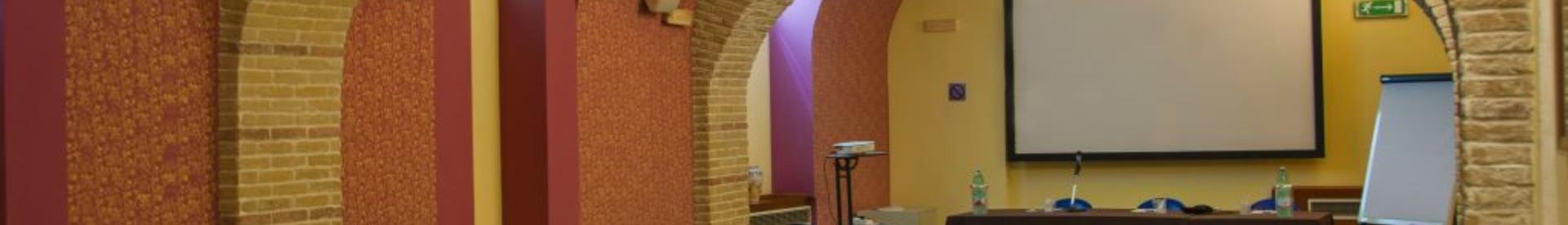 Sala con capacità massima di 100 persone a platea con videoproiettore, lavagna a fogli mobili e connessione internet wireless.