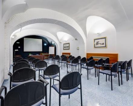 Sala Principe 
capacità massima 60 persone a platea con sedie a ribaltina, videoproiettore, lavagna a fogli mobili.