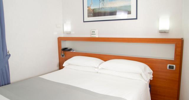 Bedroom with double bed (160 cm) equipped with all comforts. -Free wi-fi.