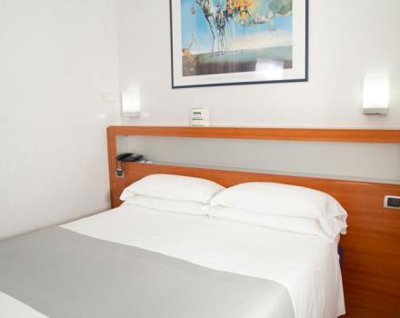 Camera con letto matrimoniale (160 cm) dotata di tutti i comfort. - Connessione wi-fi gratuita.