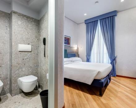 Cette chambre est équipée des plus grands conforts : climatisation, minibar, téléphone direct, TV LCD avec chaînes satellite, accès Internet Wi-Fi gratuit dans tout l’hôtel, coffre-fort, sèche-cheveux, fer et planche à repasser, chambres non-fumeurs, avec fenêtre ou balcon donnant sur la place.