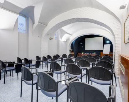 Sala de reuniones con disposición teatral para hasta 60 personas con sillas plegables.