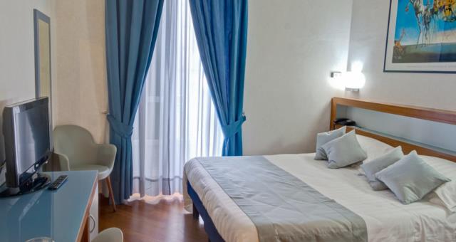 La camera matrimoniale Superior è insonorizzata e dotata di telefono diretto, aria condizionata, TV satellitare, minibar, cassaforte ,prese internet e connessione wi-fi gratuita.
Tutti gli alloggi dispongono di servizi privati con vasca o doccia ed asciugacapelli.

Servizi offerti:Aria condizionata regolabile autonomamente, Asciugacapelli, Cassaforte, Connessione internet wireless, Ferro e tavola da stiro in dotazione, Minifrigo, Radio, Scrivania, Set per la preparazione di tè e caffè, Stanze insonorizzate,Telefono,Telefono in bagno, Terrazza/balcone TV via cavo.