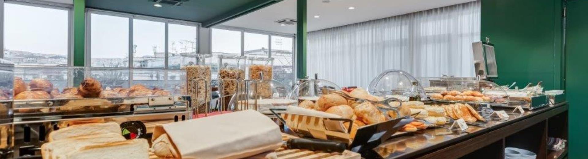 Salle de petit-déjeuner avec vue sur le château Saint-Elme servie de 7h à 11h.